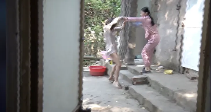 Quỳnh búp bê - Tập 9: Đi tiếp khách tối ngày, Quỳnh cảm thấy ô uế không muốn gần con - Ảnh 8. Quỳnh búp bê - Tập 9: Đi tiếp khách tối ngày, Quỳnh cảm thấy ô uế không muốn gần con - Ảnh 8.