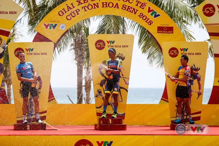 Tổng hợp chặng 7 giải xe đạp quốc tế VTV Cup Tôn Hoa Sen 2018: Oranza nhất chặng, David van Eerd tiếp tục giữ áo vàng - Ảnh 2. Tổng hợp chặng 7 giải xe đạp quốc tế VTV Cup Tôn Hoa Sen 2018: Oranza nhất chặng, David van Eerd tiếp tục giữ áo vàng - Ảnh 2.