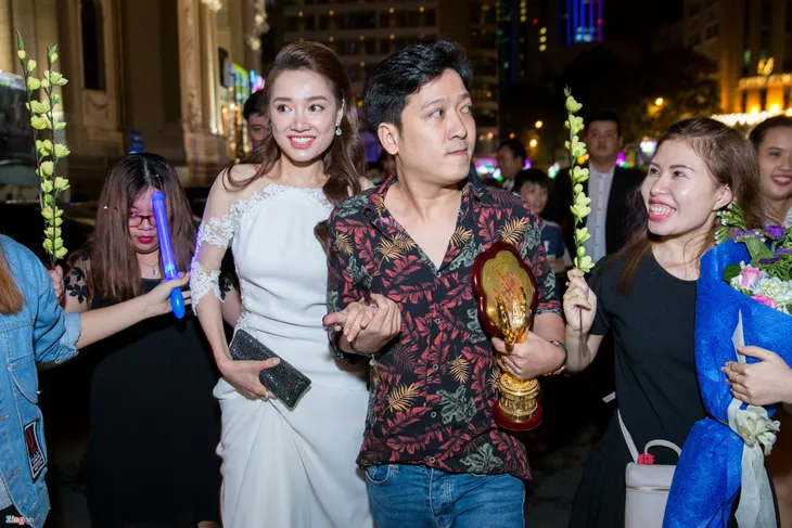 Nhã Phương bất ngờ được Trường Giang cầu hôn tại giải Mai Vàng, MC bức xúc trên trang cá nhân - Ảnh 1. Nhã Phương bất ngờ được Trường Giang cầu hôn tại giải Mai Vàng, MC bức xúc trên trang cá nhân - Ảnh 1.