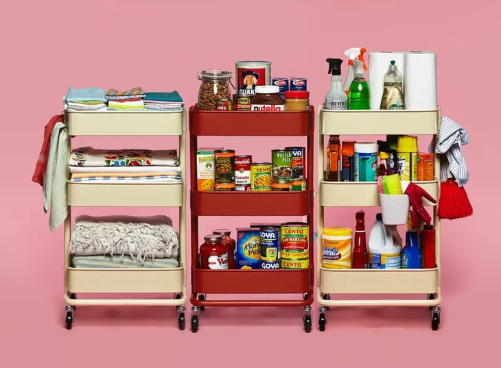 Bí kíp sắp xếp căn bếp gọn gàng mà không cần cabinet chứa đồ - Ảnh 1. Bí kíp sắp xếp căn bếp gọn gàng mà không cần cabinet chứa đồ - Ảnh 1.