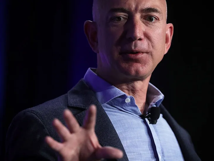 Jeff Bezos: Giàu nhất hành tinh song vẫn rửa bát giúp vợ mỗi tối - Ảnh 1. Jeff Bezos: Giàu nhất hành tinh song vẫn rửa bát giúp vợ mỗi tối - Ảnh 1.