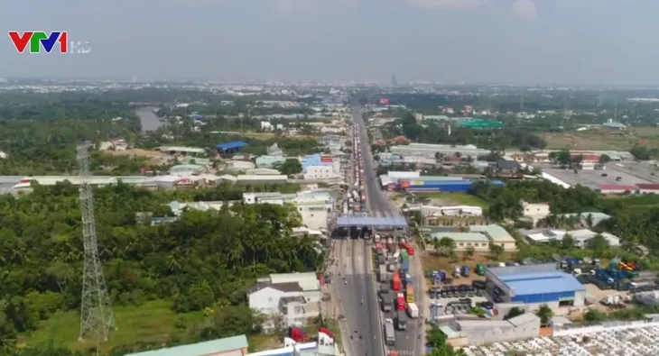 Tài xế phản đối, BOT Cần Thơ - Phụng Hiệp ùn tắc kéo dài - Ảnh 3.