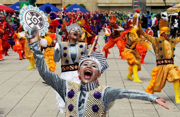 Cuộc diễu hành đầy sắc màu đón năm mới 2018 ở Colombia - Ảnh 1. Cuộc diễu hành đầy sắc màu đón năm mới 2018 ở Colombia - Ảnh 1.