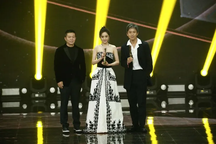 Đặng Siêu - Dương Mịch lên ngôi King & Queen tại Đêm hội Weibo 2018 - Ảnh 3. Đặng Siêu - Dương Mịch lên ngôi King & Queen tại Đêm hội Weibo 2018 - Ảnh 3.