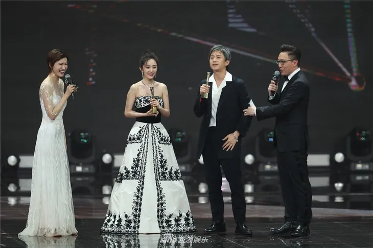 Đặng Siêu - Dương Mịch lên ngôi King & Queen tại Đêm hội Weibo 2018 - Ảnh 2. Đặng Siêu - Dương Mịch lên ngôi King & Queen tại Đêm hội Weibo 2018 - Ảnh 2.