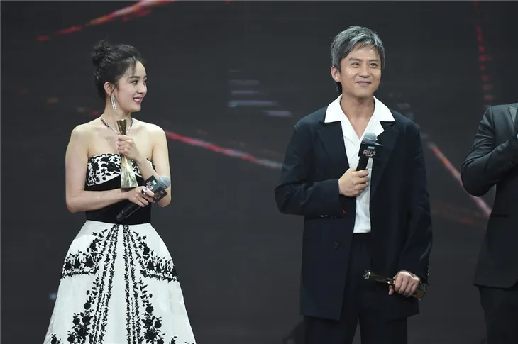 Đặng Siêu - Dương Mịch lên ngôi King & Queen tại Đêm hội Weibo 2018 - Ảnh 1. Đặng Siêu - Dương Mịch lên ngôi King & Queen tại Đêm hội Weibo 2018 - Ảnh 1.