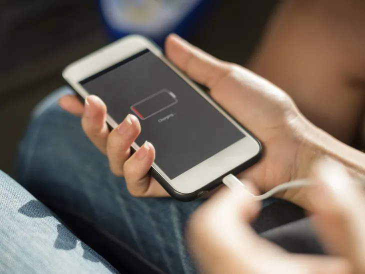 Thật không thể tin nổi: Hầu hết chúng ta đều đang sạc pin smartphone sai cách - Ảnh 2. Thật không thể tin nổi: Hầu hết chúng ta đều đang sạc pin smartphone sai cách - Ảnh 2.