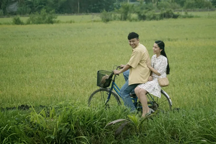 Quý Bình bàng hoàng phát hiện có con rơi trong Ở đây có nắng - Ảnh 1. Quý Bình bàng hoàng phát hiện có con rơi trong Ở đây có nắng - Ảnh 1.