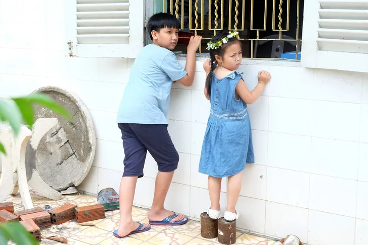 Quý Bình bàng hoàng phát hiện có con rơi trong Ở đây có nắng - Ảnh 9. Quý Bình bàng hoàng phát hiện có con rơi trong Ở đây có nắng - Ảnh 9.