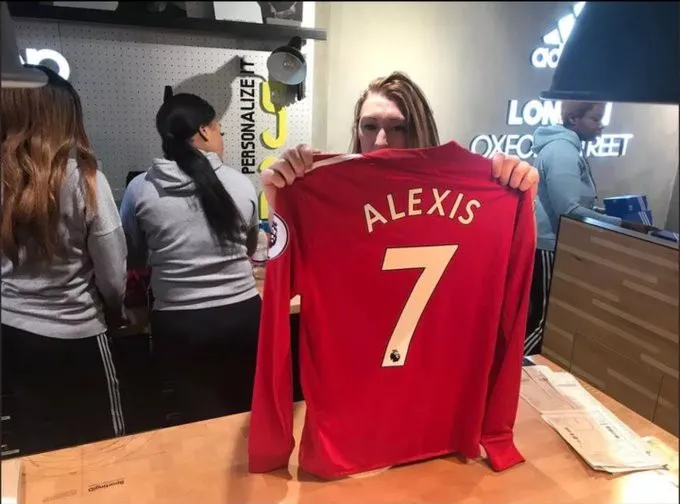 Áo số 7 của Sanchez tại Man Utd đã được mở bán - Ảnh 1. Áo số 7 của Sanchez tại Man Utd đã được mở bán - Ảnh 1.