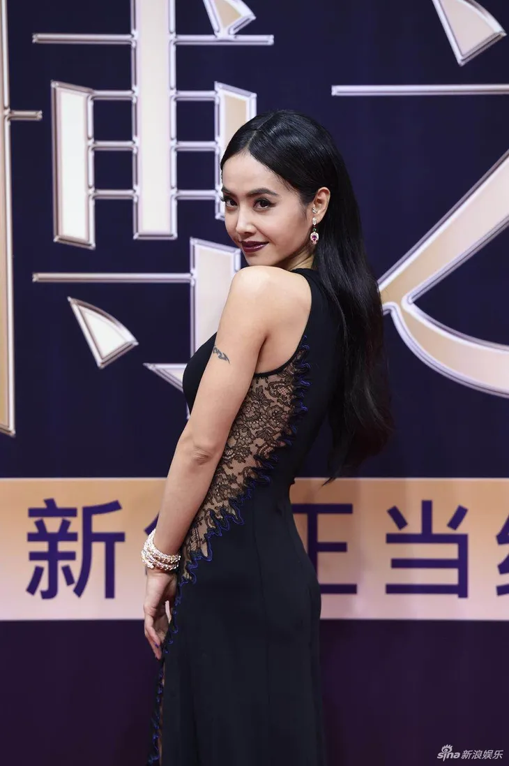 Angelababy lấn át dàn mỹ nhân trên thảm đỏ Đêm hội Weibo 2018 - Ảnh 15. Angelababy lấn át dàn mỹ nhân trên thảm đỏ Đêm hội Weibo 2018 - Ảnh 15.