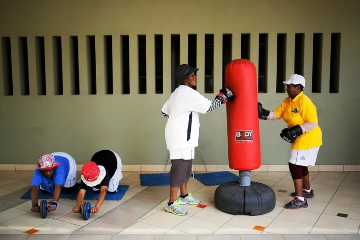 Những cụ bà mê... boxing tại Nam Phi - Ảnh 3. Những cụ bà mê... boxing tại Nam Phi - Ảnh 3.
