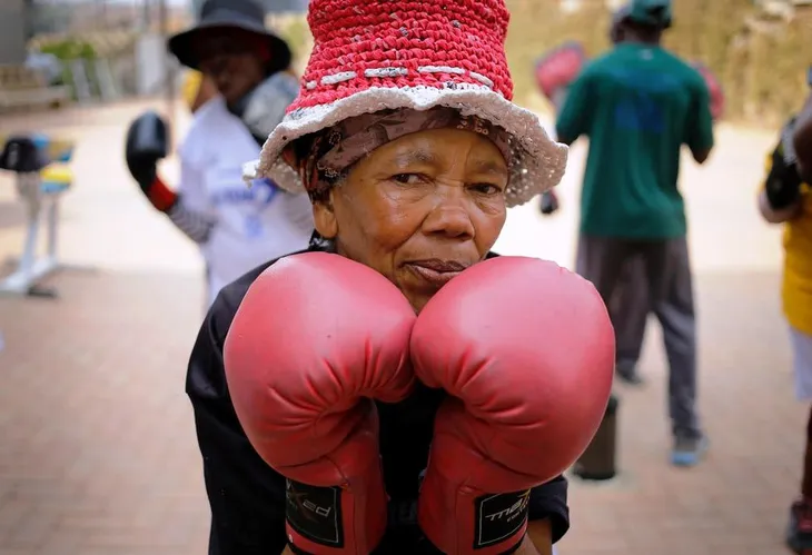 Những cụ bà mê... boxing tại Nam Phi - Ảnh 4. Những cụ bà mê... boxing tại Nam Phi - Ảnh 4.