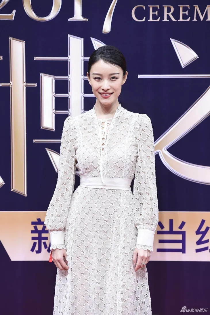 Angelababy lấn át dàn mỹ nhân trên thảm đỏ Đêm hội Weibo 2018 - Ảnh 13. Angelababy lấn át dàn mỹ nhân trên thảm đỏ Đêm hội Weibo 2018 - Ảnh 13.