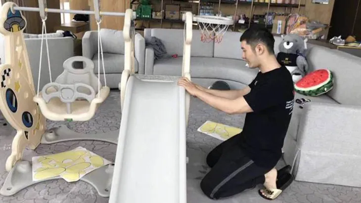 Huỳnh Hiểu Minh tự tay xây sân chơi cho con trai - Ảnh 1. Huỳnh Hiểu Minh tự tay xây sân chơi cho con trai - Ảnh 1.