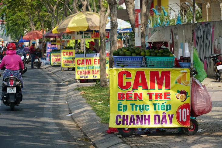 Sài Gòn nắng gay gắt, người dân xếp hàng chờ mua nước giải nhiệt - Ảnh 5. Sài Gòn nắng gay gắt, người dân xếp hàng chờ mua nước giải nhiệt - Ảnh 5.