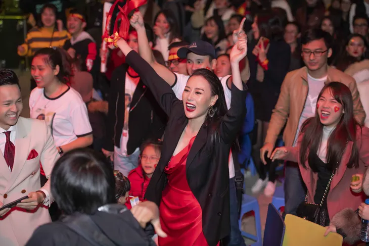 “Quỳnh Búp bê” và “bóng hồng” xinh đẹp theo chân thầy Park suốt AFF Cup gây “bão” - Ảnh 2. “Quỳnh Búp bê” và “bóng hồng” xinh đẹp theo chân thầy Park suốt AFF Cup gây “bão” - Ảnh 2.