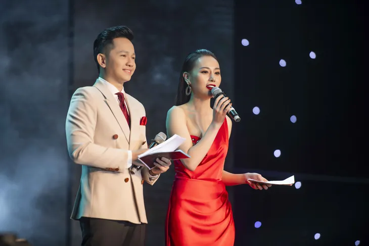 “Quỳnh Búp bê” và “bóng hồng” xinh đẹp theo chân thầy Park suốt AFF Cup gây “bão” - Ảnh 4. “Quỳnh Búp bê” và “bóng hồng” xinh đẹp theo chân thầy Park suốt AFF Cup gây “bão” - Ảnh 4.