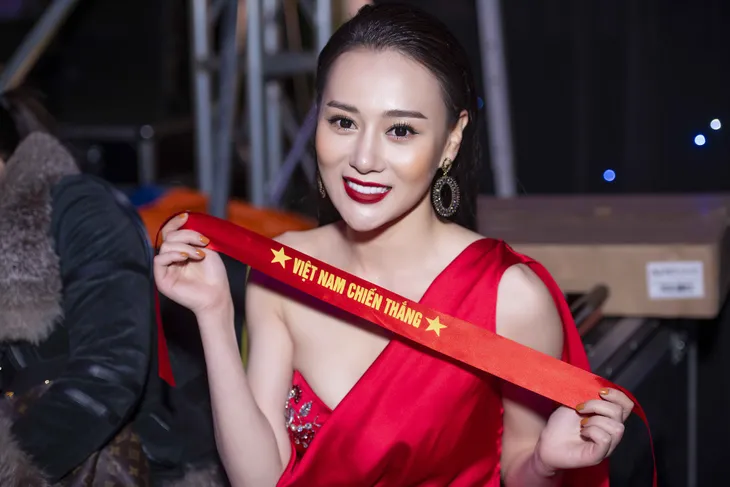 “Quỳnh Búp bê” và “bóng hồng” xinh đẹp theo chân thầy Park suốt AFF Cup gây “bão” - Ảnh 10. “Quỳnh Búp bê” và “bóng hồng” xinh đẹp theo chân thầy Park suốt AFF Cup gây “bão” - Ảnh 10.