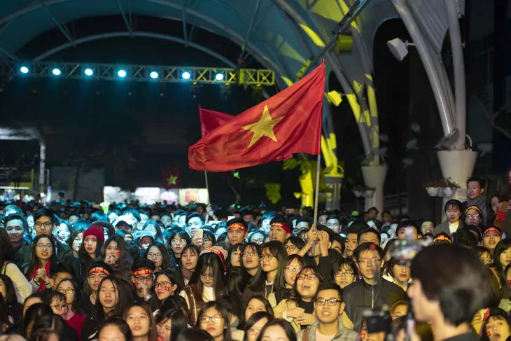 “Quỳnh Búp bê” và “bóng hồng” xinh đẹp theo chân thầy Park suốt AFF Cup gây “bão” - Ảnh 12. “Quỳnh Búp bê” và “bóng hồng” xinh đẹp theo chân thầy Park suốt AFF Cup gây “bão” - Ảnh 12.