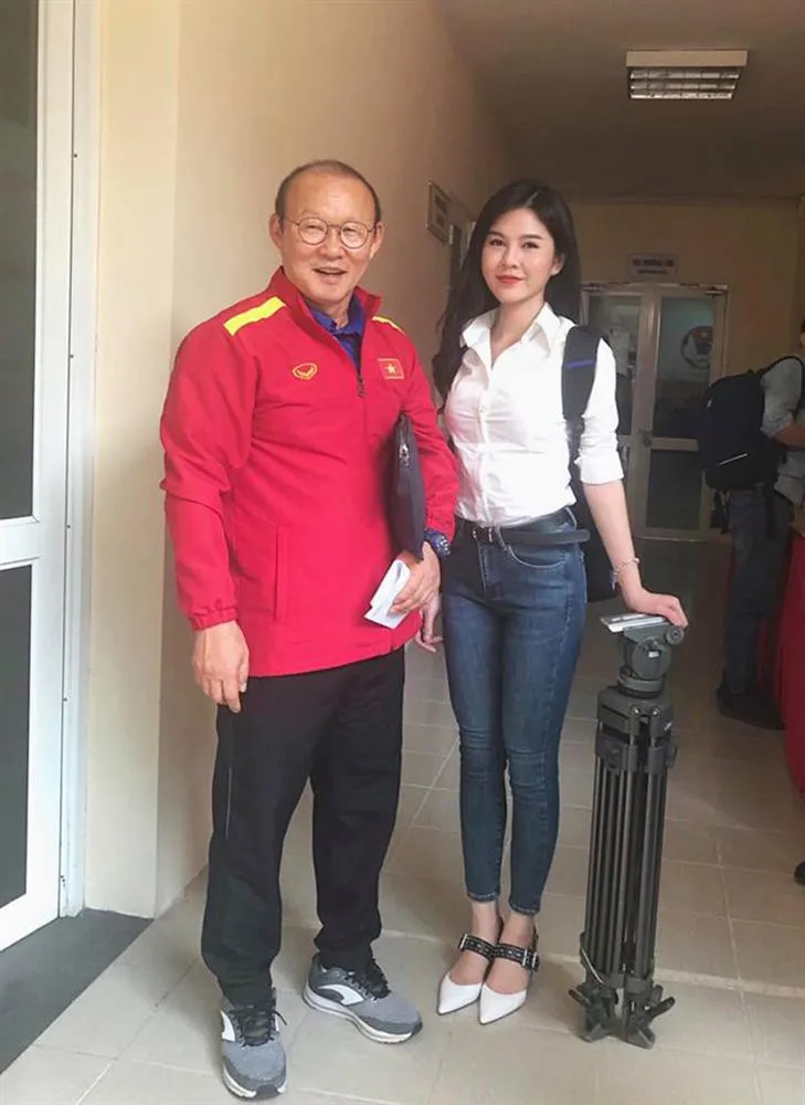 “Quỳnh Búp bê” và “bóng hồng” xinh đẹp theo chân thầy Park suốt AFF Cup gây “bão” - Ảnh 18. “Quỳnh Búp bê” và “bóng hồng” xinh đẹp theo chân thầy Park suốt AFF Cup gây “bão” - Ảnh 18.