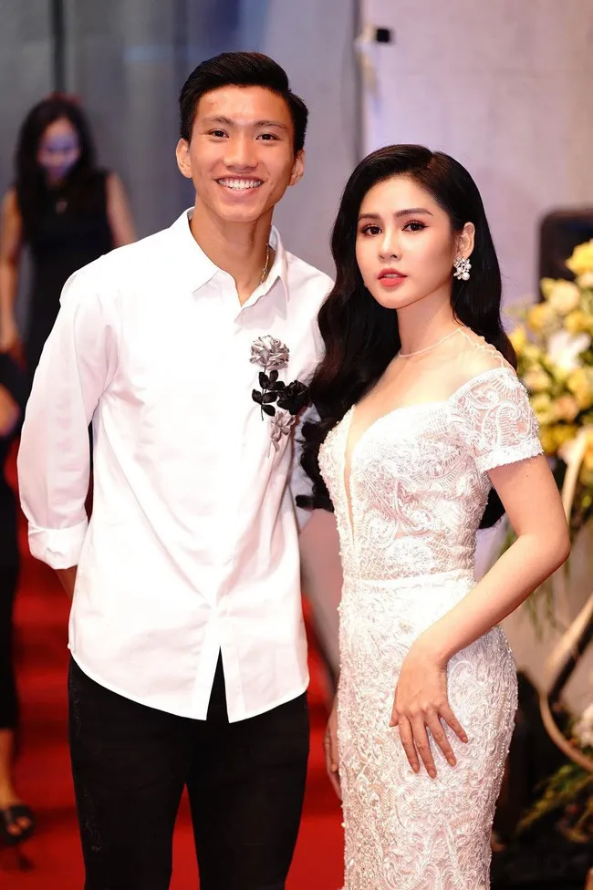 “Quỳnh Búp bê” và “bóng hồng” xinh đẹp theo chân thầy Park suốt AFF Cup gây “bão” - Ảnh 20. “Quỳnh Búp bê” và “bóng hồng” xinh đẹp theo chân thầy Park suốt AFF Cup gây “bão” - Ảnh 20.