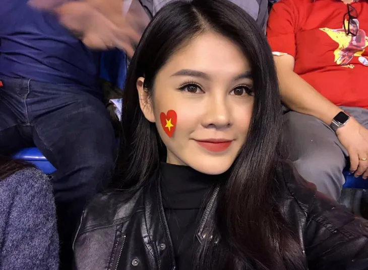 “Quỳnh Búp bê” và “bóng hồng” xinh đẹp theo chân thầy Park suốt AFF Cup gây “bão” - Ảnh 22. “Quỳnh Búp bê” và “bóng hồng” xinh đẹp theo chân thầy Park suốt AFF Cup gây “bão” - Ảnh 22.