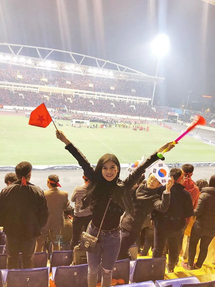 “Quỳnh Búp bê” và “bóng hồng” xinh đẹp theo chân thầy Park suốt AFF Cup gây “bão” - Ảnh 24. “Quỳnh Búp bê” và “bóng hồng” xinh đẹp theo chân thầy Park suốt AFF Cup gây “bão” - Ảnh 24.