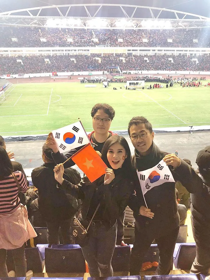 “Quỳnh Búp bê” và “bóng hồng” xinh đẹp theo chân thầy Park suốt AFF Cup gây “bão” - Ảnh 26. “Quỳnh Búp bê” và “bóng hồng” xinh đẹp theo chân thầy Park suốt AFF Cup gây “bão” - Ảnh 26.