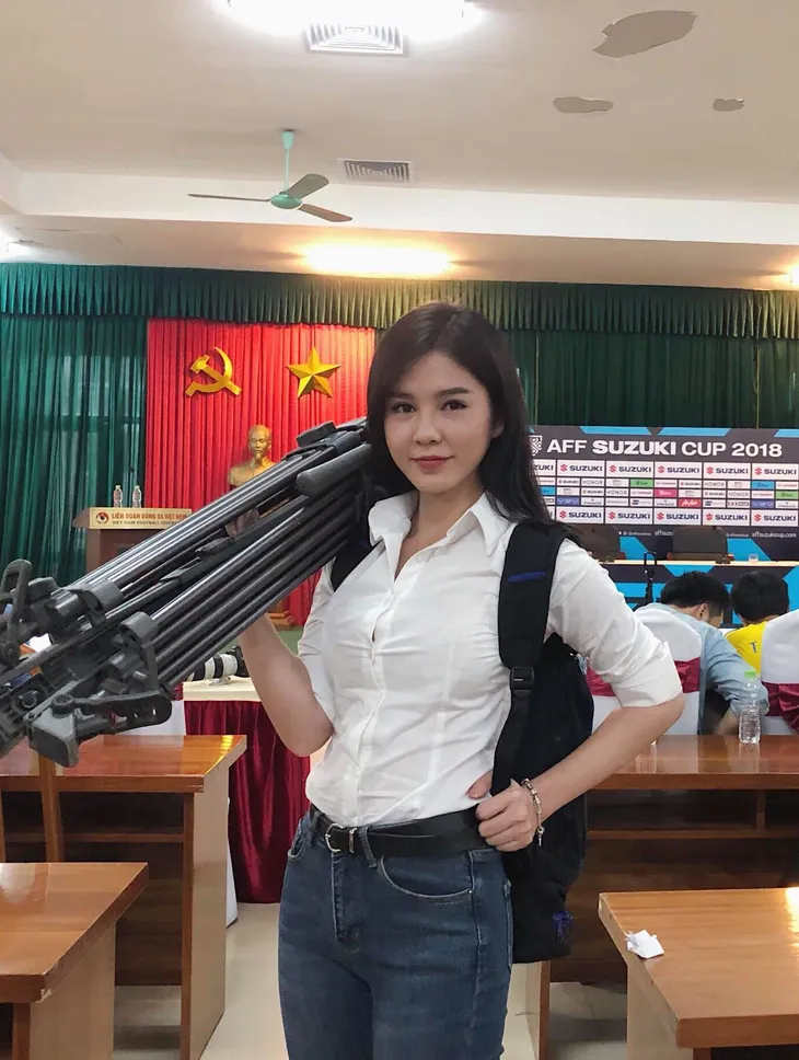 “Quỳnh Búp bê” và “bóng hồng” xinh đẹp theo chân thầy Park suốt AFF Cup gây “bão” - Ảnh 28. “Quỳnh Búp bê” và “bóng hồng” xinh đẹp theo chân thầy Park suốt AFF Cup gây “bão” - Ảnh 28.