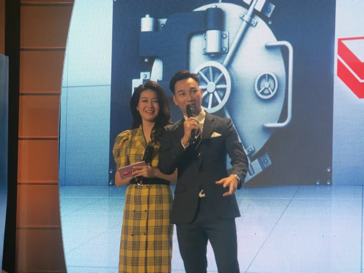 Anh Tuấn – Huyền Lizzie tái ngộ trong gameshow Tiền khéo tiền khôn - Ảnh 3. Anh Tuấn – Huyền Lizzie tái ngộ trong gameshow Tiền khéo tiền khôn - Ảnh 3.