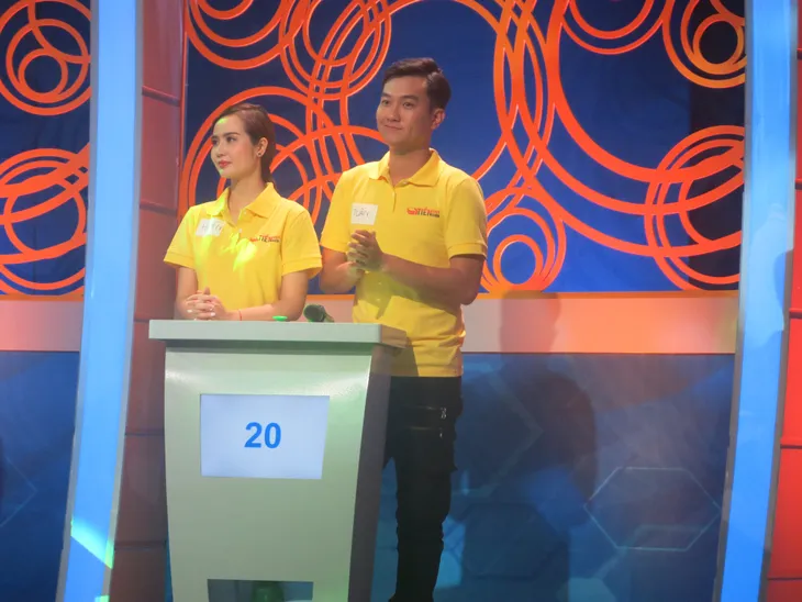 Anh Tuấn – Huyền Lizzie tái ngộ trong gameshow Tiền khéo tiền khôn - Ảnh 1. Anh Tuấn – Huyền Lizzie tái ngộ trong gameshow Tiền khéo tiền khôn - Ảnh 1.
