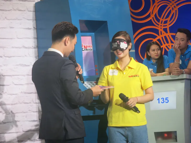 Anh Tuấn – Huyền Lizzie tái ngộ trong gameshow Tiền khéo tiền khôn - Ảnh 2. Anh Tuấn – Huyền Lizzie tái ngộ trong gameshow Tiền khéo tiền khôn - Ảnh 2.