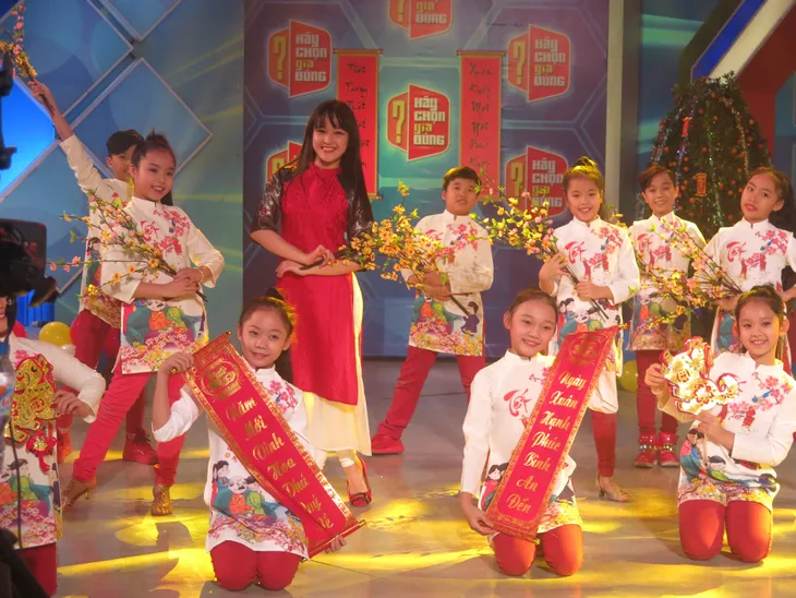 MC Trần Ngọc diện áo dài đỏ rực rỡ trong Hãy chọn giá đúng số Tết - Ảnh 3. MC Trần Ngọc diện áo dài đỏ rực rỡ trong Hãy chọn giá đúng số Tết - Ảnh 3.