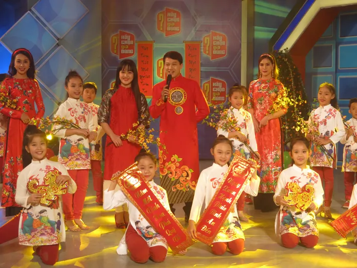 MC Trần Ngọc diện áo dài đỏ rực rỡ trong Hãy chọn giá đúng số Tết - Ảnh 1. MC Trần Ngọc diện áo dài đỏ rực rỡ trong Hãy chọn giá đúng số Tết - Ảnh 1.