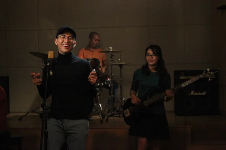 Tác giả hit Thật bất ngờ hát trong MV nhạc phim “Ở đây có nắng” - Ảnh 4. Tác giả hit Thật bất ngờ hát trong MV nhạc phim “Ở đây có nắng” - Ảnh 4.
