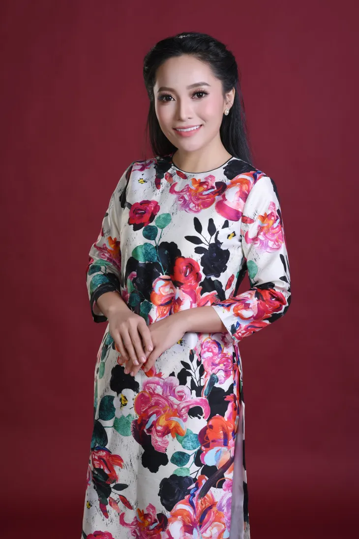 Ca sĩ 9X Bạch Trà vinh dự hát trong Vang mãi giai điệu Tổ quốc - Ảnh 4. Ca sĩ 9X Bạch Trà vinh dự hát trong Vang mãi giai điệu Tổ quốc - Ảnh 4.