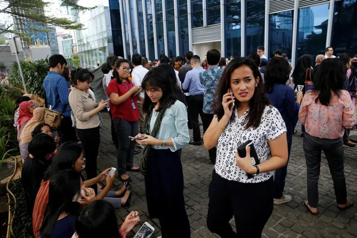 Động đất mạnh tại Indonesia, 8 người bị thương, khoảng 130 tòa nhà bị hư hại - Ảnh 4. Động đất mạnh tại Indonesia, 8 người bị thương, khoảng 130 tòa nhà bị hư hại - Ảnh 4.