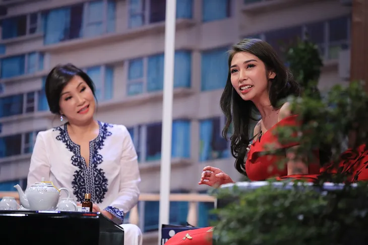 Khổng Tú Quỳnh kể xấu Ngô Kiến Huy và bị cưỡng hôn ở Ơn giời! Cậu đây rồi! - Ảnh 1. Khổng Tú Quỳnh kể xấu Ngô Kiến Huy và bị cưỡng hôn ở Ơn giời! Cậu đây rồi! - Ảnh 1.