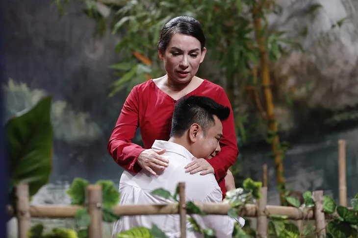 Ơn giời! Cậu đây rồi!: Phi Nhung lần đầu làm mẹ của Tự Long - Ảnh 2. Ơn giời! Cậu đây rồi!: Phi Nhung lần đầu làm mẹ của Tự Long - Ảnh 2.