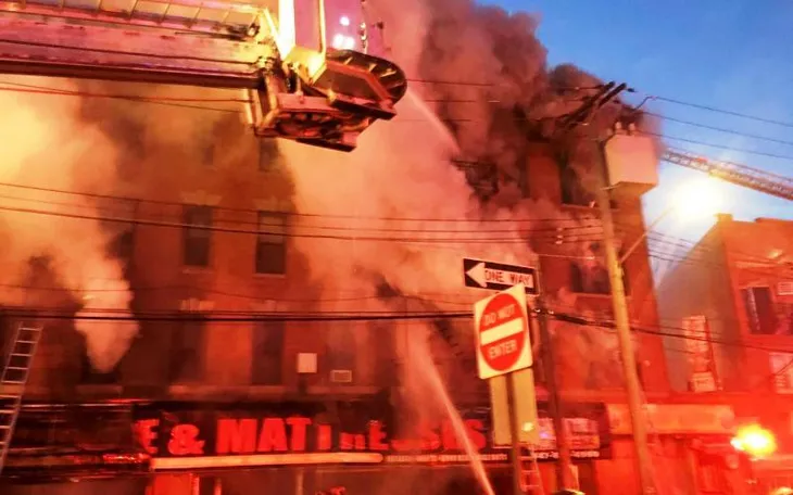 Thêm một vụ cháy chung cư tại quận Bronx, New York (Mỹ) - Ảnh 2. Thêm một vụ cháy chung cư tại quận Bronx, New York (Mỹ) - Ảnh 2.