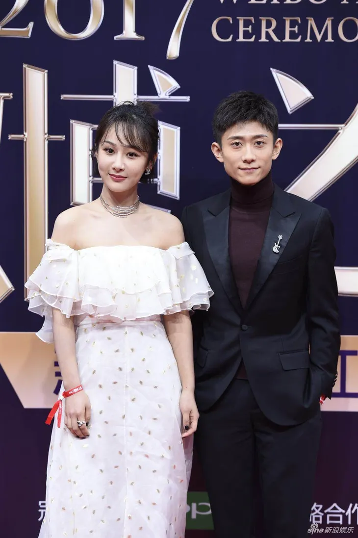 Angelababy lấn át dàn mỹ nhân trên thảm đỏ Đêm hội Weibo 2018 - Ảnh 9. Angelababy lấn át dàn mỹ nhân trên thảm đỏ Đêm hội Weibo 2018 - Ảnh 9.