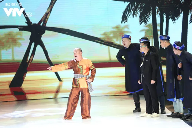 Công Lý hóa bà lão nhảy sạp cùng Hồng Vân trên sân khấu Gala cười 2018 - Ảnh 8. Công Lý hóa bà lão nhảy sạp cùng Hồng Vân trên sân khấu Gala cười 2018 - Ảnh 8.