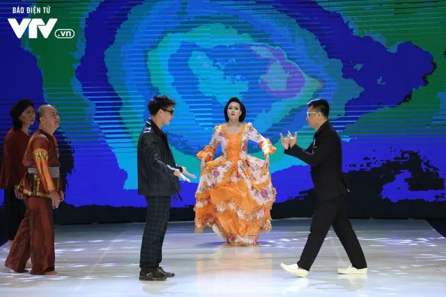 Công Lý hóa bà lão nhảy sạp cùng Hồng Vân trên sân khấu Gala cười 2018 - Ảnh 6. Công Lý hóa bà lão nhảy sạp cùng Hồng Vân trên sân khấu Gala cười 2018 - Ảnh 6.