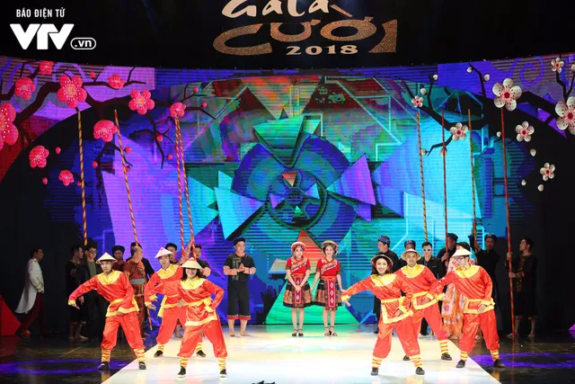 Công Lý hóa bà lão nhảy sạp cùng Hồng Vân trên sân khấu Gala cười 2018 - Ảnh 1. Công Lý hóa bà lão nhảy sạp cùng Hồng Vân trên sân khấu Gala cười 2018 - Ảnh 1.