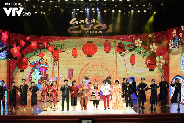 Công Lý hóa bà lão nhảy sạp cùng Hồng Vân trên sân khấu Gala cười 2018 - Ảnh 9. Công Lý hóa bà lão nhảy sạp cùng Hồng Vân trên sân khấu Gala cười 2018 - Ảnh 9.
