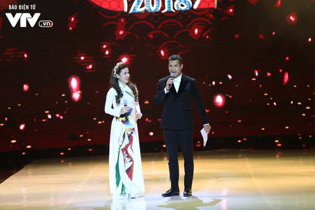 Mỹ Dung - Trương Thế Vinh hóa cặp đôi MC ăn ý trong Gala Cười 2018 - Ảnh 1. Mỹ Dung - Trương Thế Vinh hóa cặp đôi MC ăn ý trong Gala Cười 2018 - Ảnh 1.