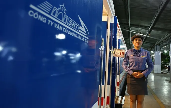 Hành khách đi tàu, máy bay đều tăng trong Tết Nguyên đán Mậu Tuất - Ảnh 1. Hành khách đi tàu, máy bay đều tăng trong Tết Nguyên đán Mậu Tuất - Ảnh 1.