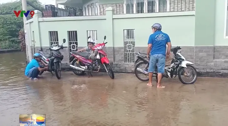 Người dân TP.HCM lại khổ vì triều cường - Ảnh 1.