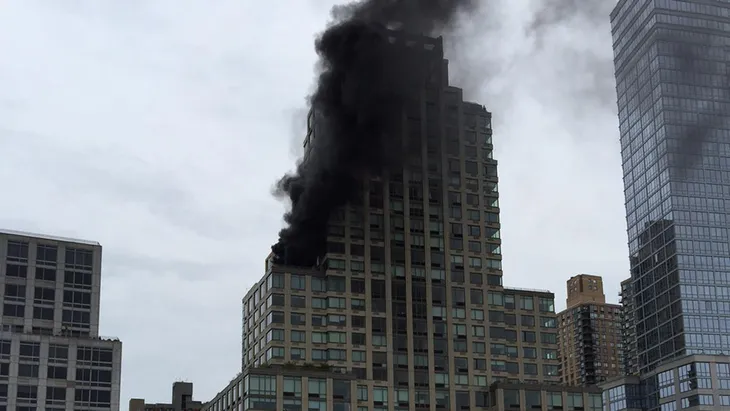 Mỹ: Hỏa hoạn tại Tháp Trump ở New York, 2 người bị thương - Ảnh 1. Mỹ: Hỏa hoạn tại Tháp Trump ở New York, 2 người bị thương - Ảnh 1.